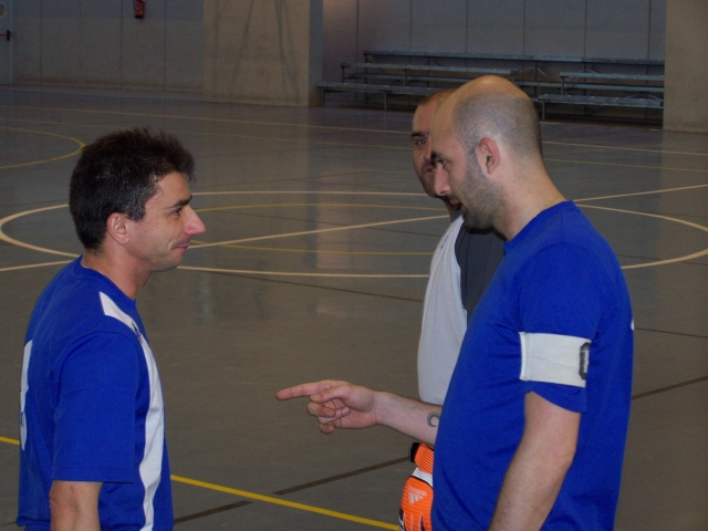 Maga comentando con Camacho